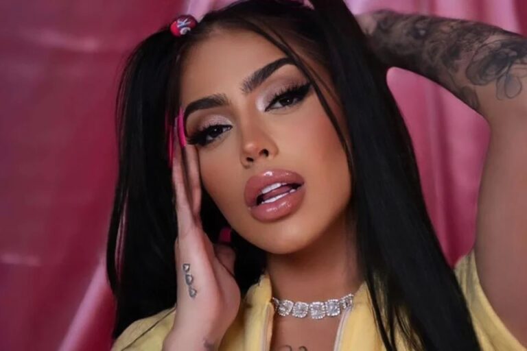 MC Mirella faz dancinha com biquíni minúsculo na praia e sobe o clima