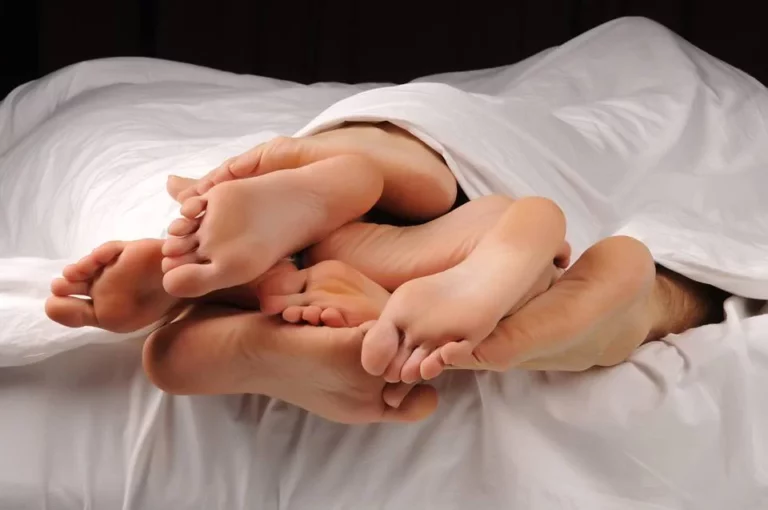 Estudo aponta que 61% das pessoas fantasiam com suruba; veja posições