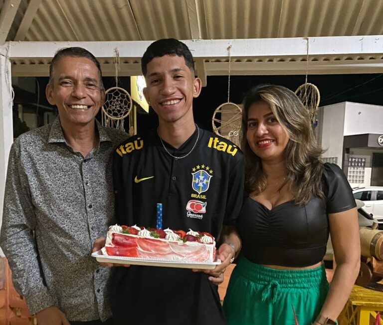 Lucas Theodoro festeja aniversário no restaurante Point do Pato; veja os cliques