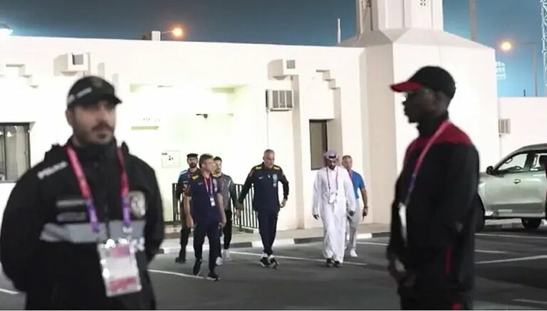 Tite faz orações em mesquita antes da estreia do Brasil na Copa