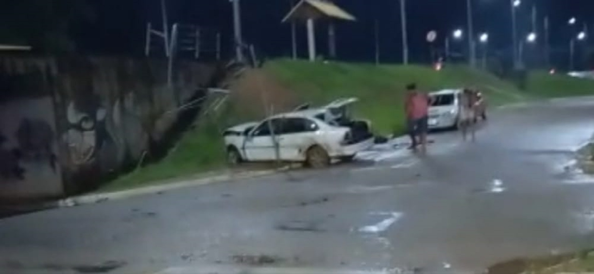 Motorista perde controle ao passar em avenida de Rio Branco e despenca de viaduto