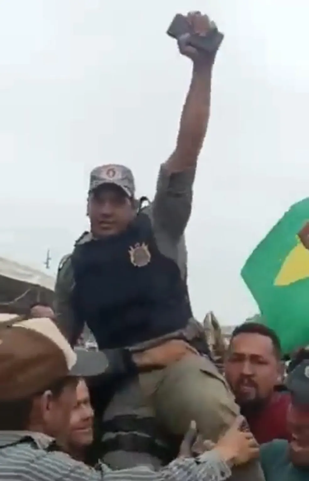 Policial que aparece interagindo com bolsonaristas em bloqueio no Acre é investigado