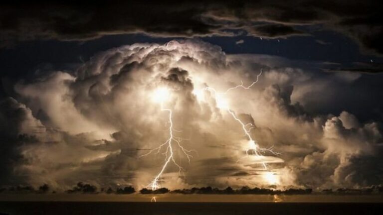 Por que raios se movem em ziguezague? Ciência desvenda o mistério