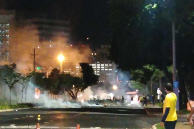 Bolsonaristas fecham vias no centro de Brasília e entram em confronto com a PM; vídeos
