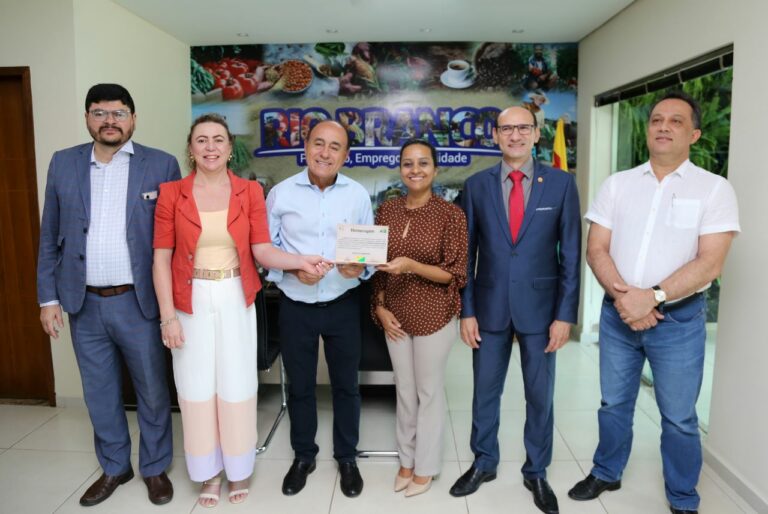 Prefeito de Rio Branco recebe homenagem dos conselheiros tutelares de Rio Branco.