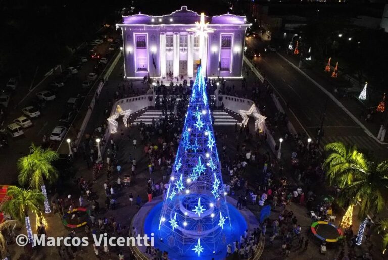 Luzes de Natal dão várias cores ao Palácio Rio Branco; VEJA GALERIA DE FOTOS