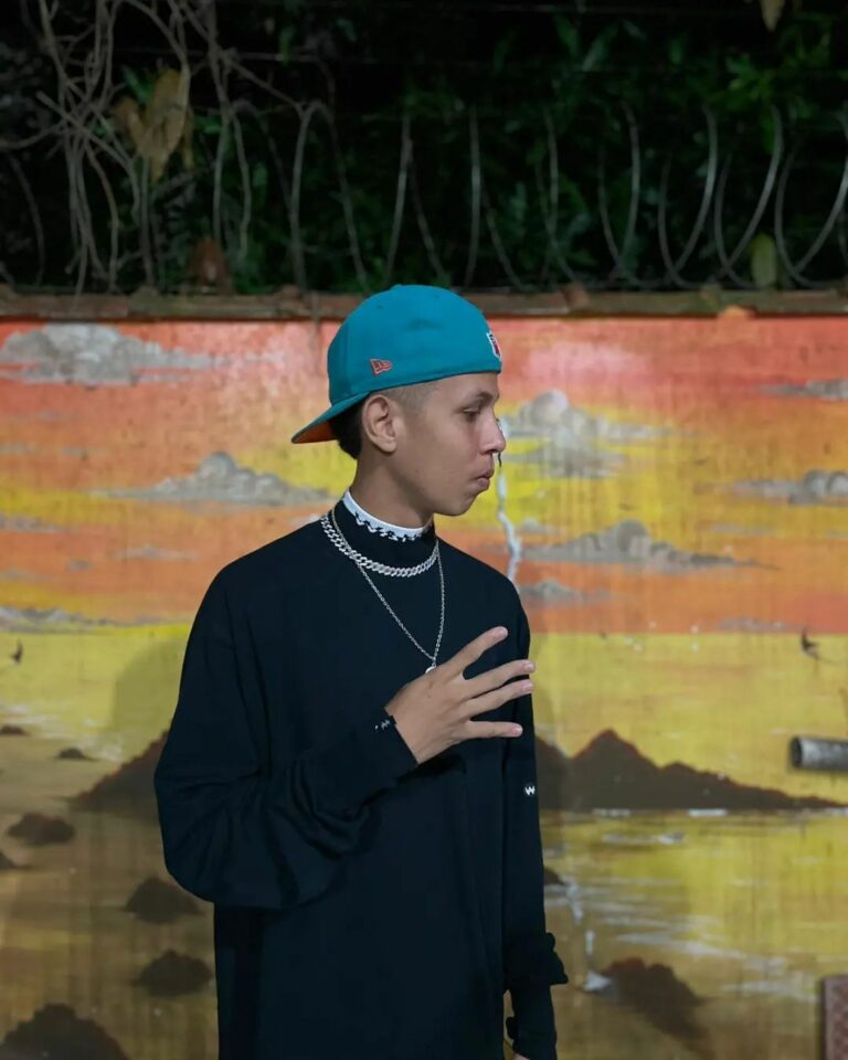 Aos 22 anos, rapper lança videoclipe e dá voz aos jovens da periferia acreana: “Somos sobreviventes”