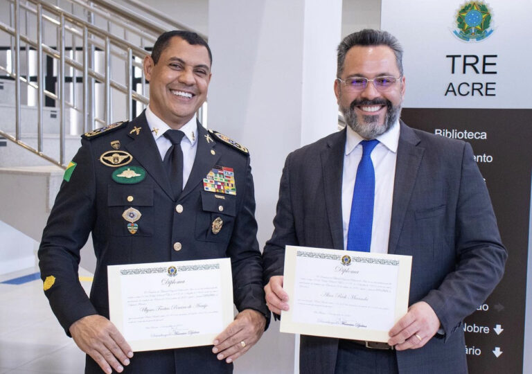 Após diplomação, Alan Rick e Ulysses se jogam em piscina e ostentam boa forma na web; veja foto