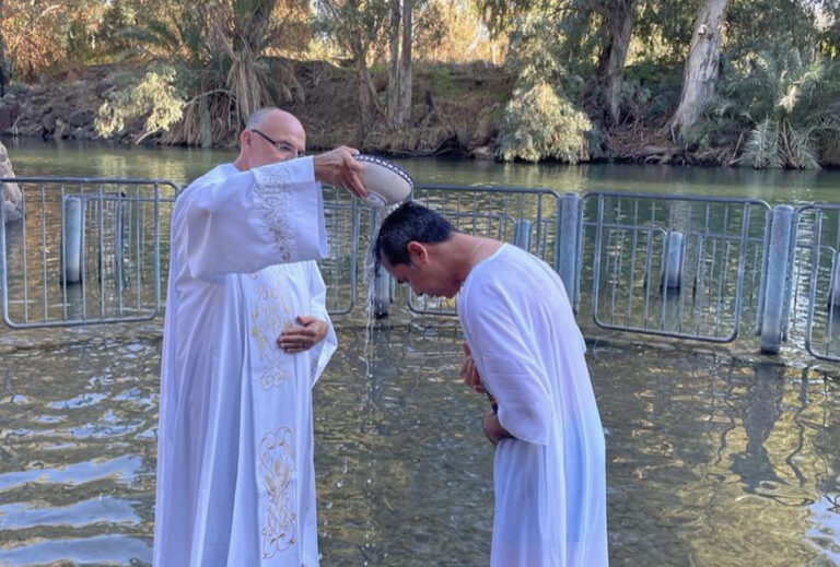 Acreano se batiza no rio Jordão, onde Jesus também foi batizado: “Emocionante”