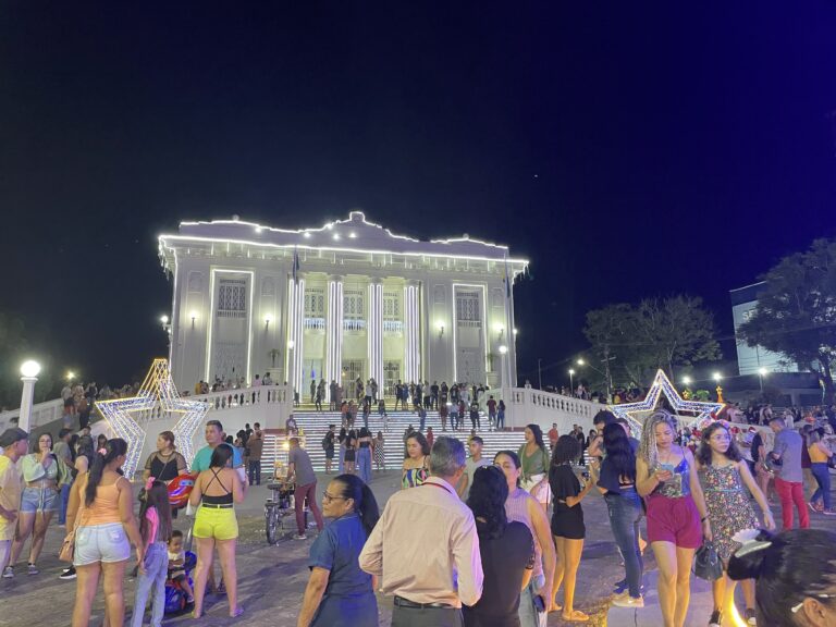 Acreanos lotam centro de Rio Branco para prestigiar luzes de Natal