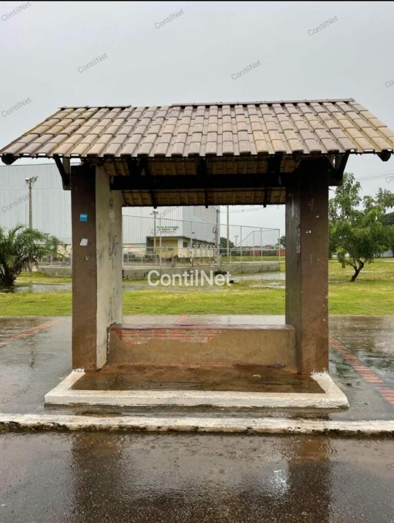 Jovem é baleado no peito em parada de ônibus de Rio Branco e fica em estado grave