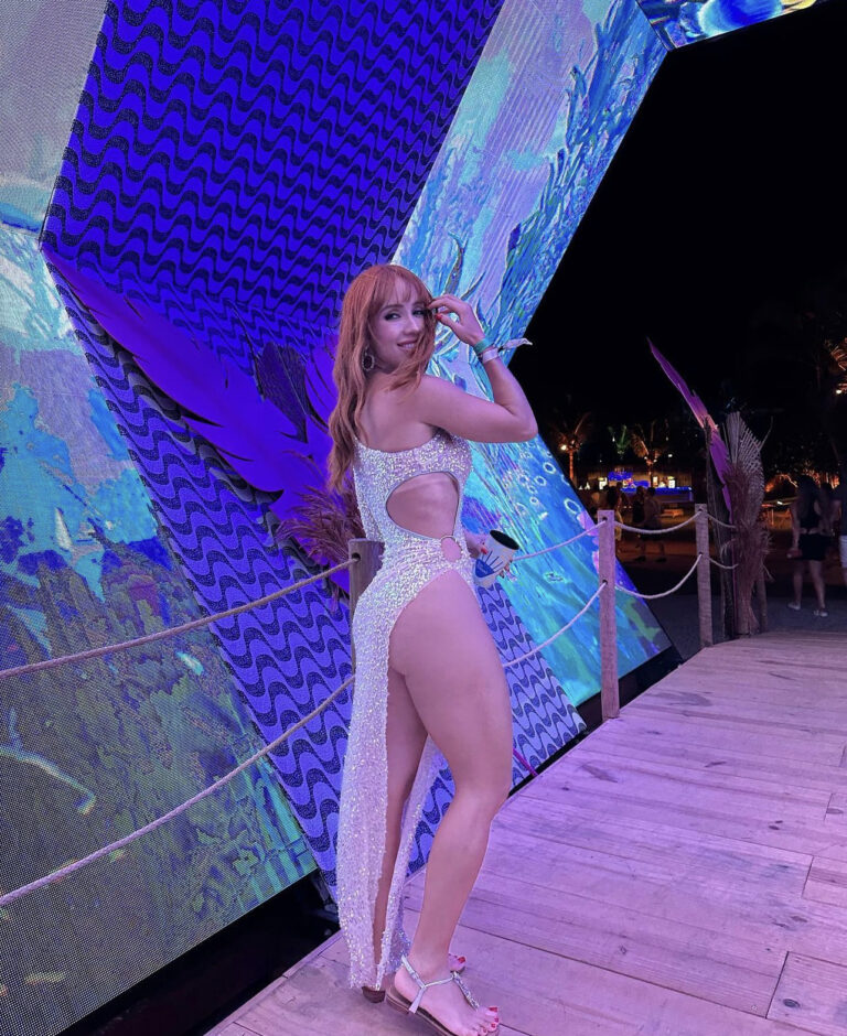 Juh Vellegas exibe bumbum empinado em vestido com fenda e choca web