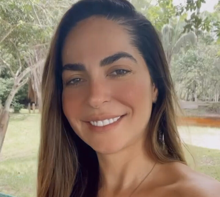 Ana Paula Cameli surge de top e shorts e ostenta corpo escultural no Natal; veja