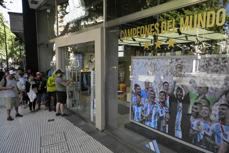 Argentinos fazem fila em vão para comprar camisa com 3 estrelas: ‘Enganado’