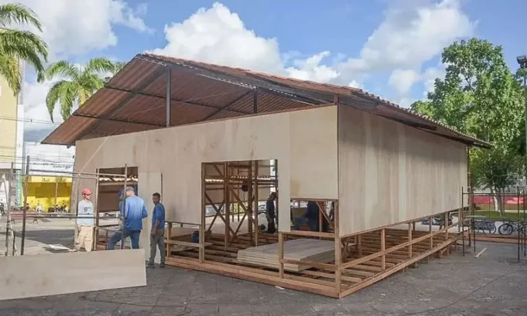 Após repercussão, Governo justifica dinheiro gasto com casa do Papai Noel na praça do Palácio Após repercussão, Governo justifica dinheiro gasto com casa do Papai Noel na praça do Palácio