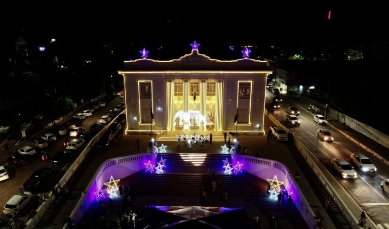 Com presença de Gladson, governo inaugura decoração natalina e casinha do Papai Noel nesta quarta
