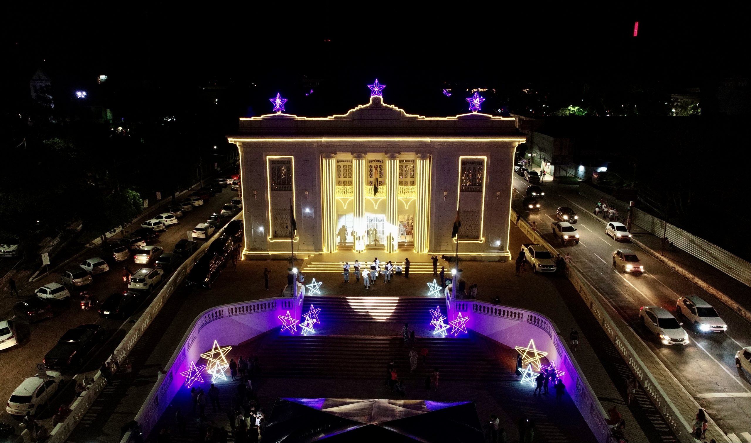 Com presença de Gladson, governo inaugura decoração natalina e casinha do Papai Noel nesta quarta