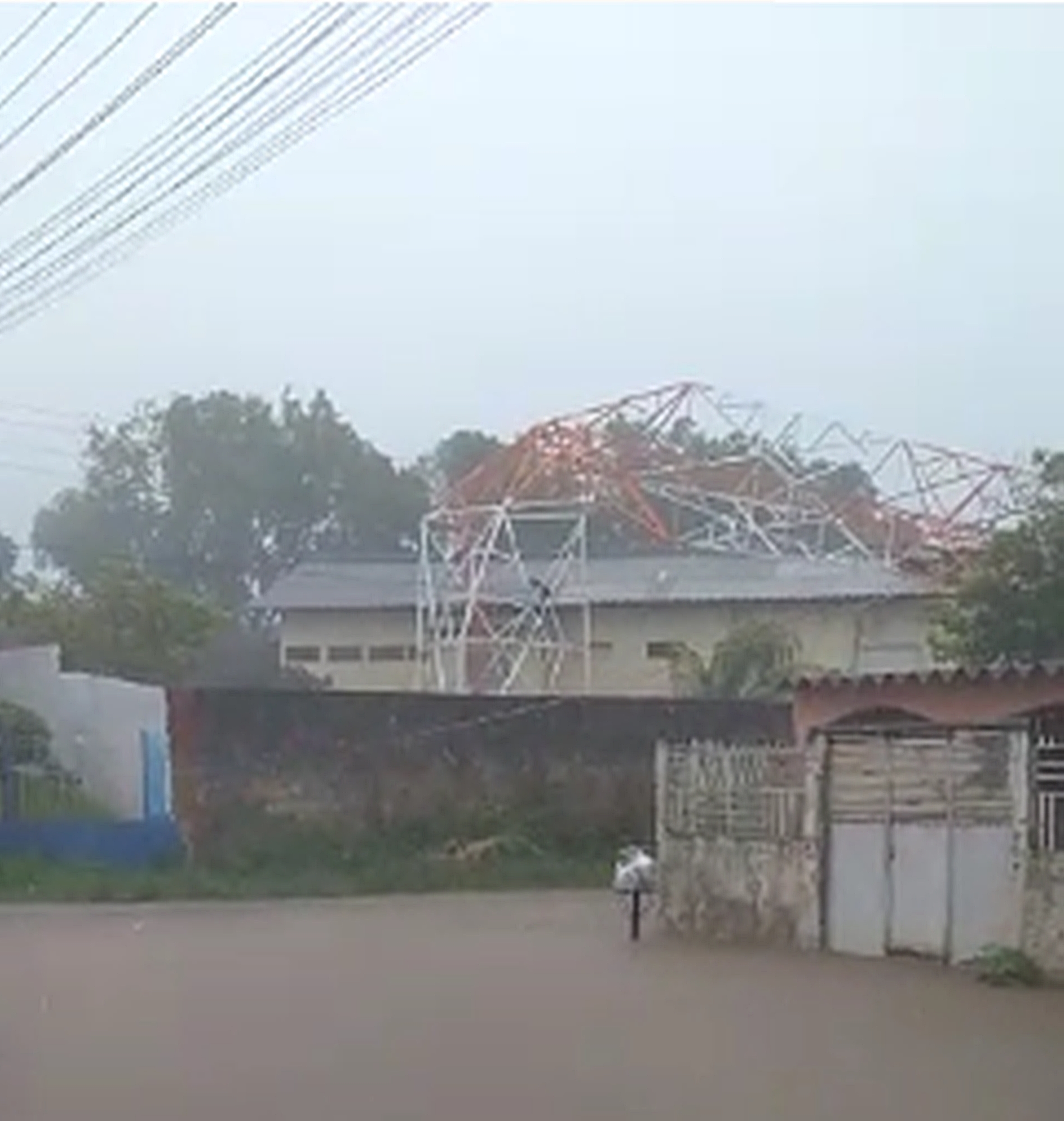 Urgente: torre cai em cima de delegacia durante forte temporal em Rio Branco; VÍDEO