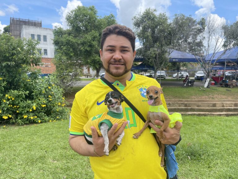 No Acre, pets entram no clima da Copa usando roupas e acessórios; assista