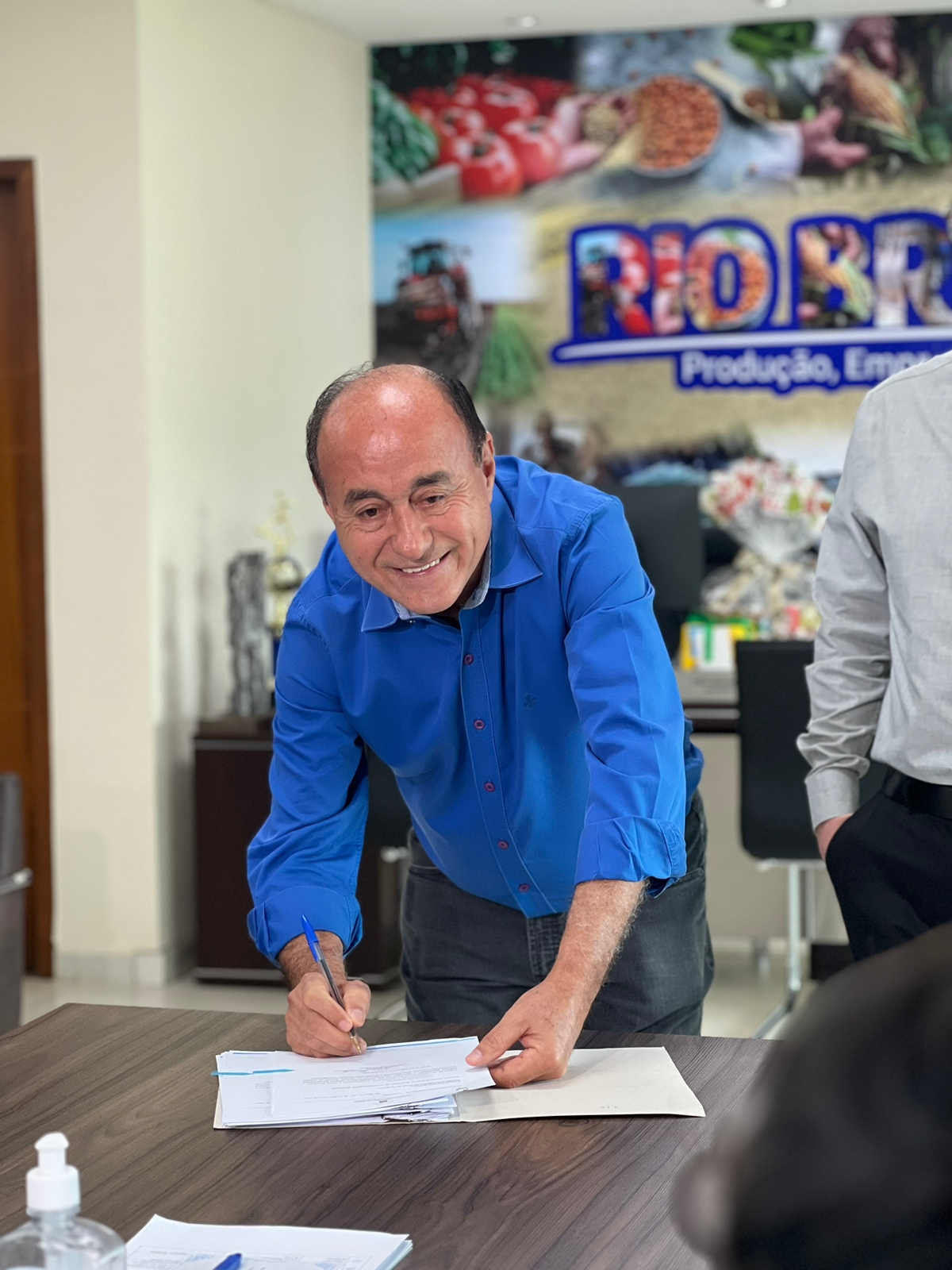 Bocalom assina projetos do abono natalino e reajuste de comissionados; Cùmara vota nesta terça Bocalom assina projetos do abono natalino e reajuste de comissionados; Cùmara vota nesta terça