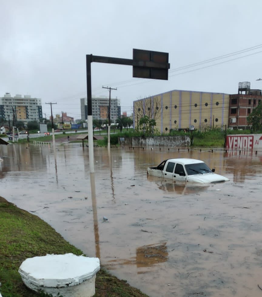 VÍDEO: chuva intensa alaga Estrada do Calafate e carros ficam submersos