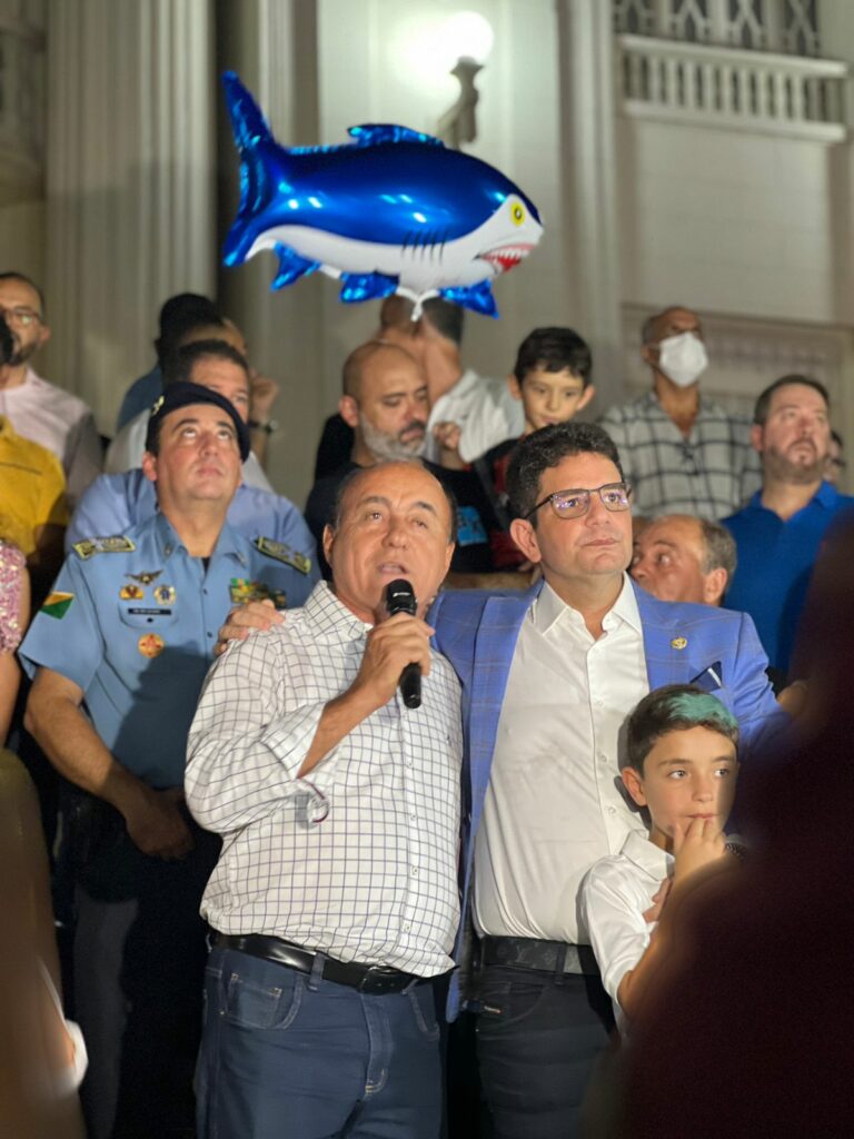 Ao lado de Bocalom, Gladson acende as luzes de natal nas escadarias do Palácio