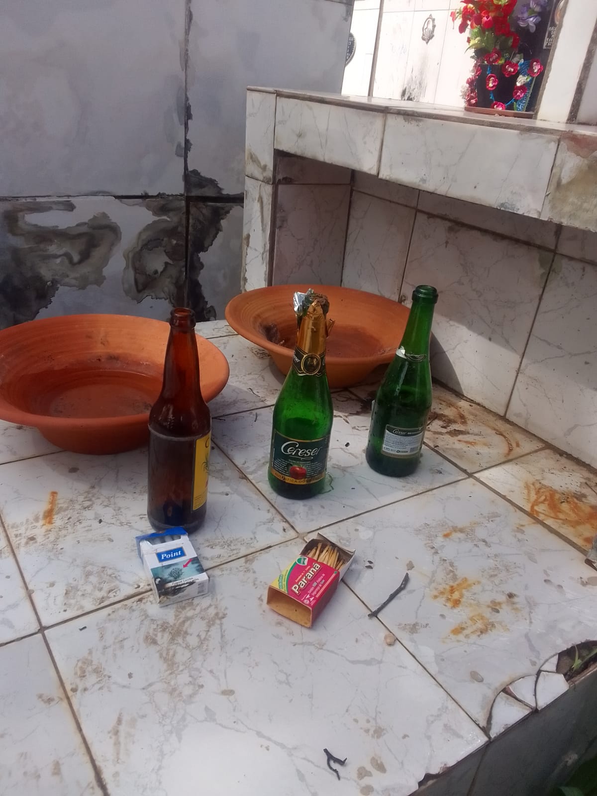 Alunos em cidade do Acre estariam fazendo rituais 'macabros' em cemitério; coveiro dá detalhes Alunos em cidade do Acre estariam fazendo rituais ‘macabros’ em cemitério; coveiro dá detalhes