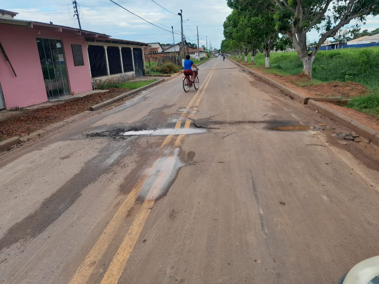 Rua que custou R$ 800 mil em Sena já apresenta problemas e oferece riscos à população