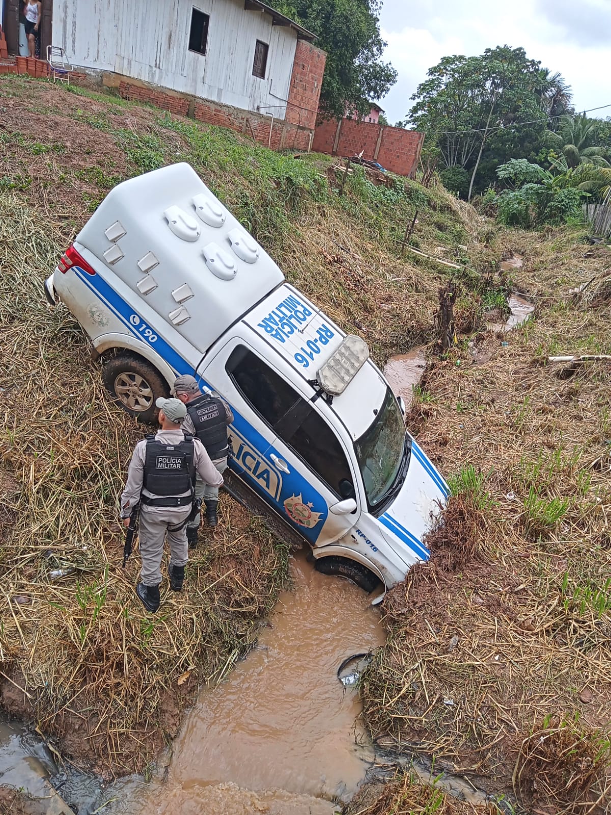 Viatura da PM cai em córrego durante perseguição a bandidos que invadiram casa e fizeram arrastão em Rio Branco