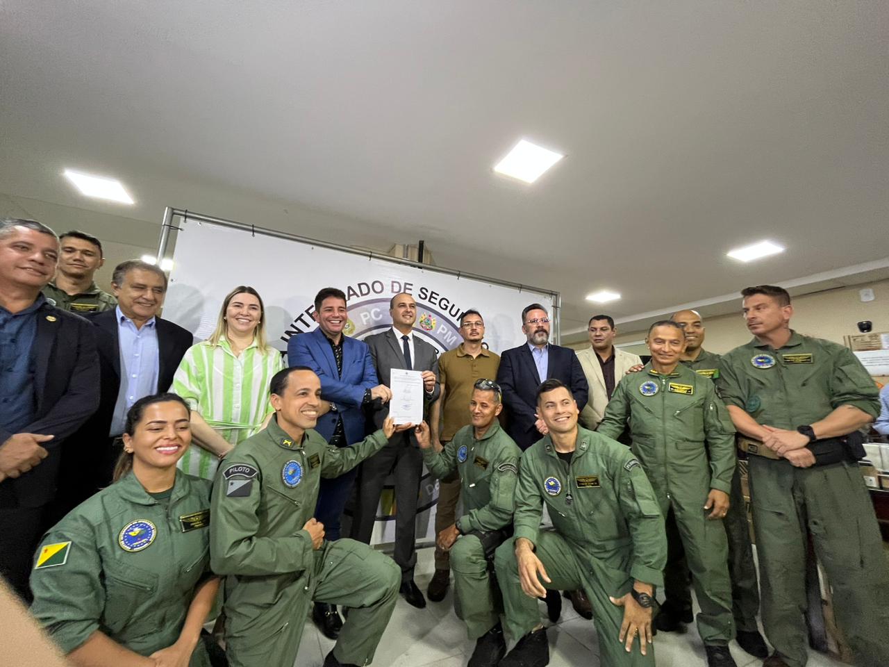 Gladson entrega quase R$35 milhões em equipamentos e assina compra de aeronave