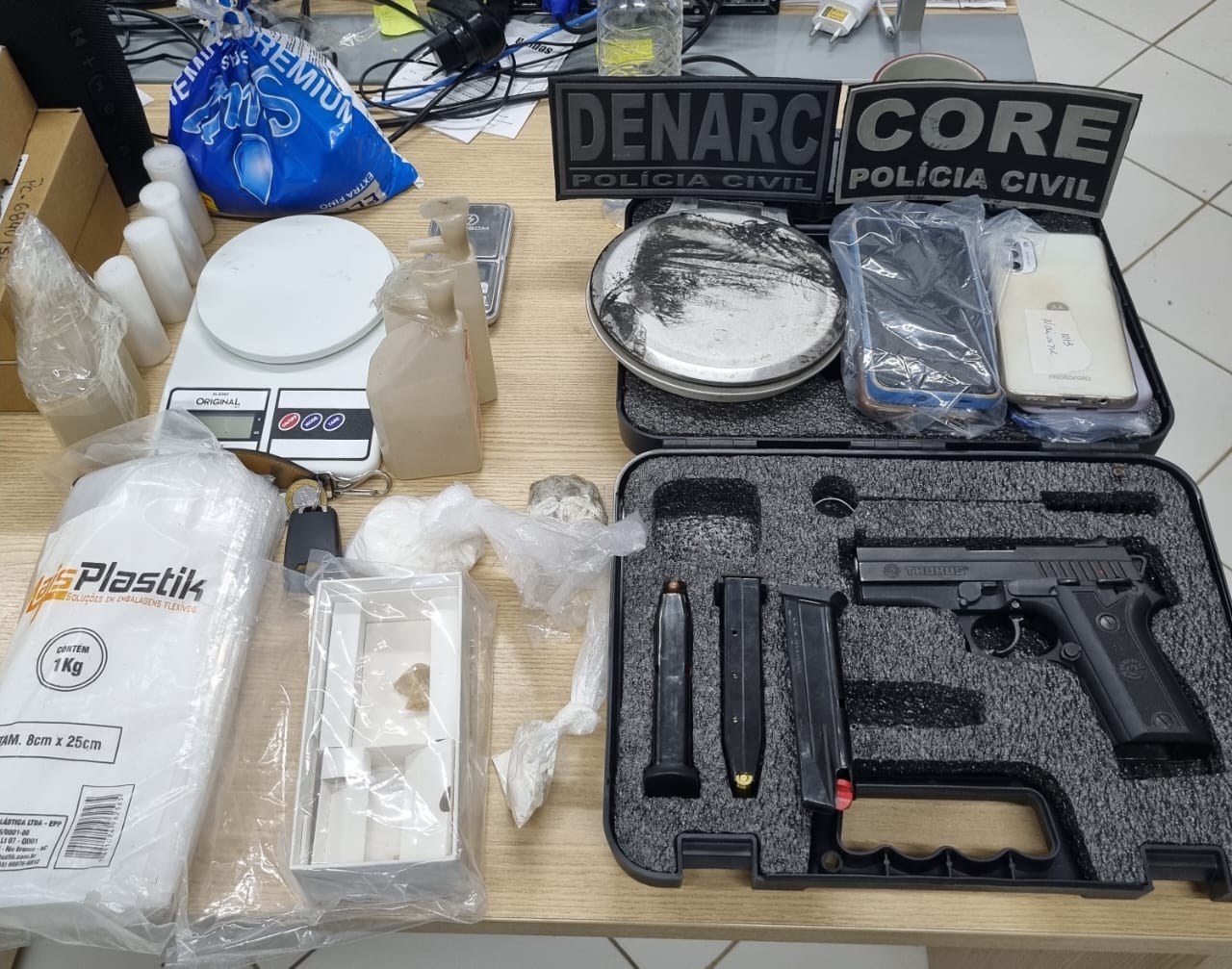Polícia prende dois por tráfico e posse ilegal de arma em chácara de Rio Branco