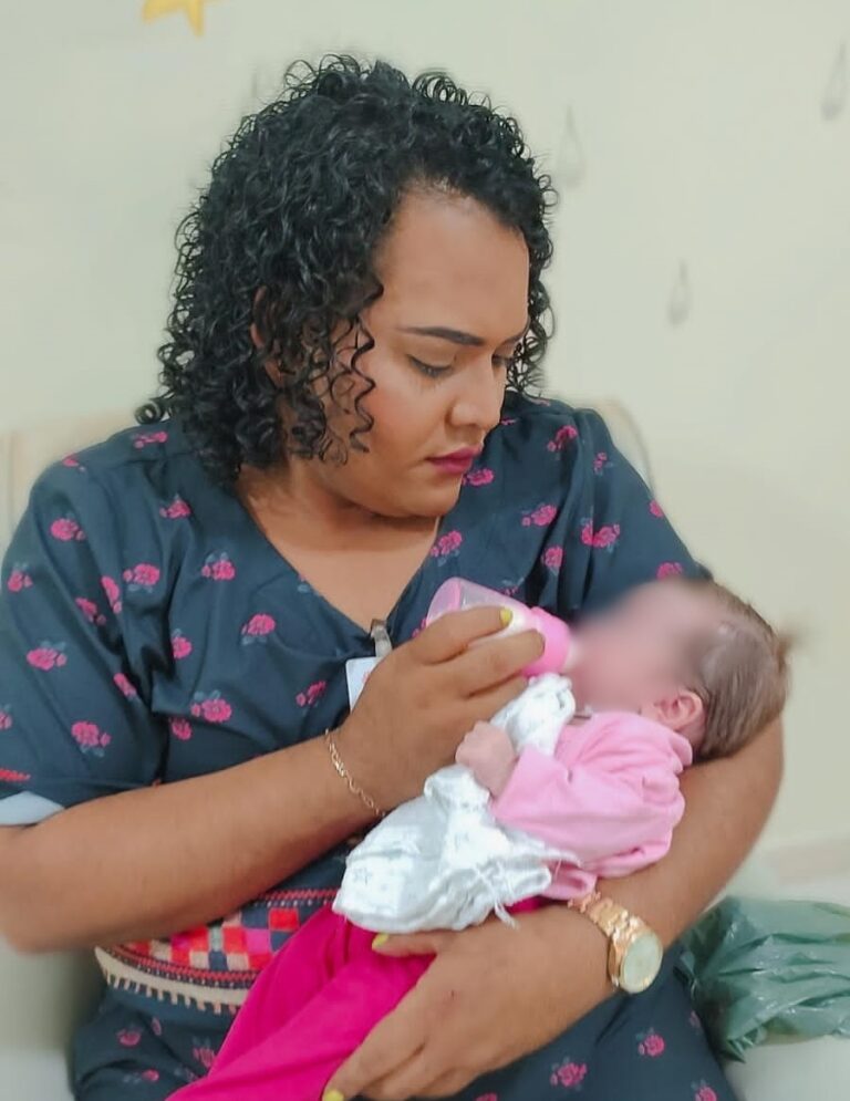 Expulsa de casa pelo pai, mulher trans no Acre dedica a vida ao cuidado de crianças abandonadas