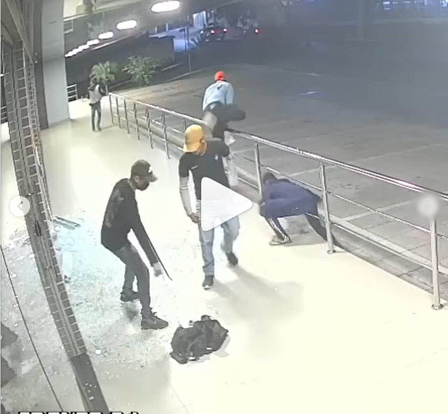 VÍDEO: Quadrilha arromba loja especializada da Apple em Rio Branco e foge