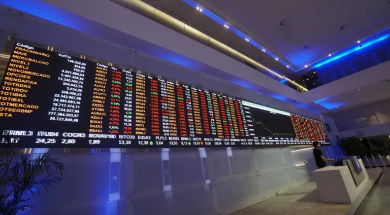 Bolsa brasileira supera, de longe, desempenho de pares globais em 2022