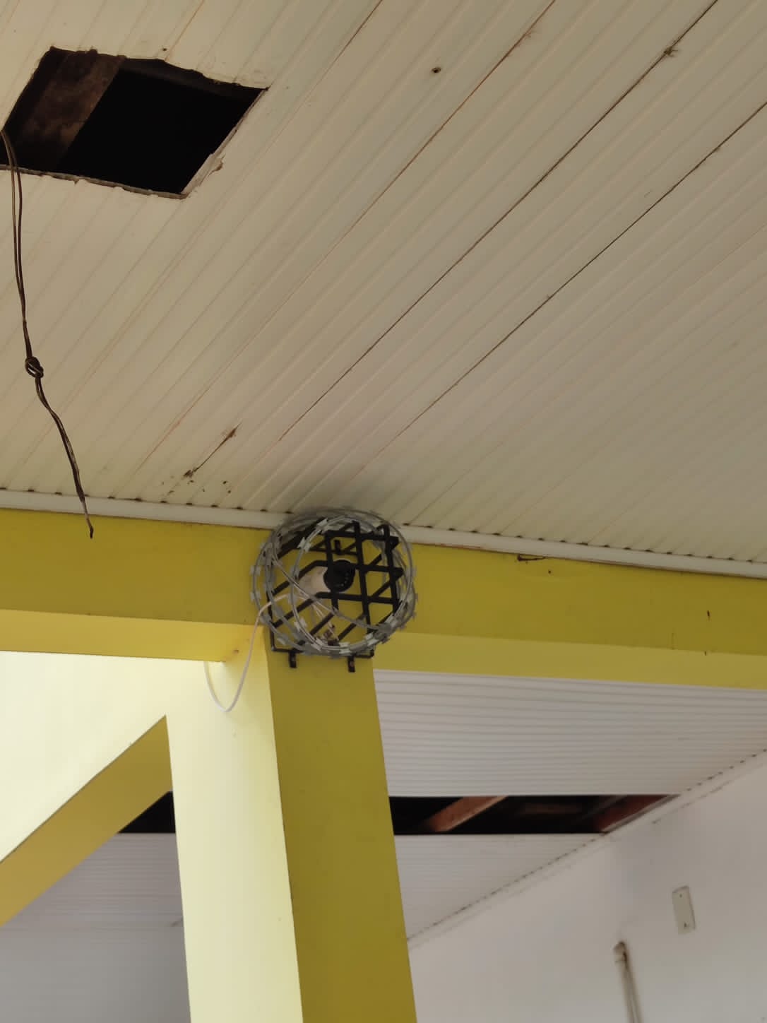 Temendo roubo, posto de saúde no Acre protege câmera com grade e concertina