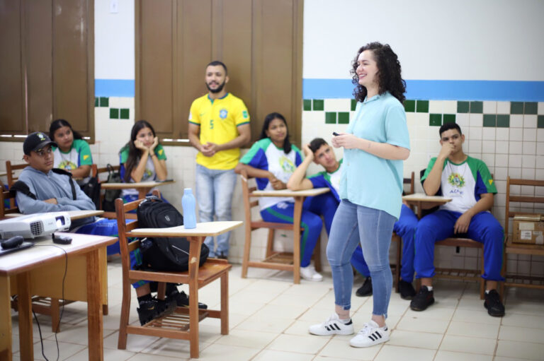 Governo do Acre paga abono salarial de 2022 aos servidores da Educação Governo do Acre paga abono salarial de 2022 aos servidores da Educação