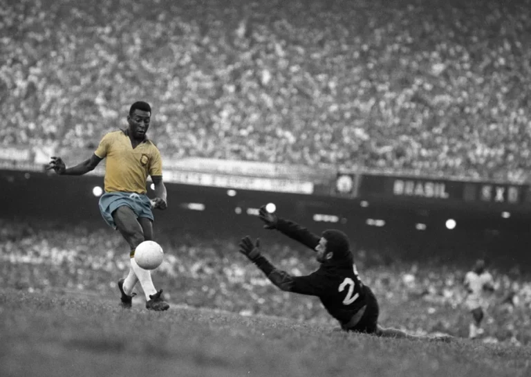 Quanto Pelé ganhava como jogador? Compare com os salários atuais