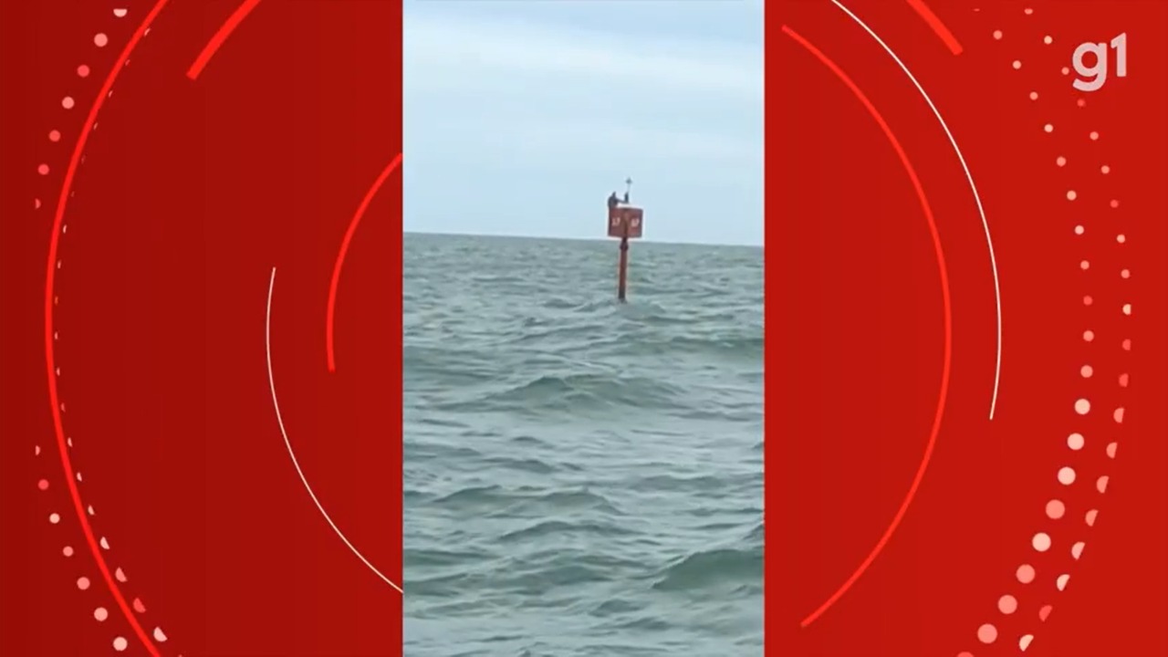 Pescador desaparecido é encontrado à deriva pendurado em boia em alto-mar no RJ