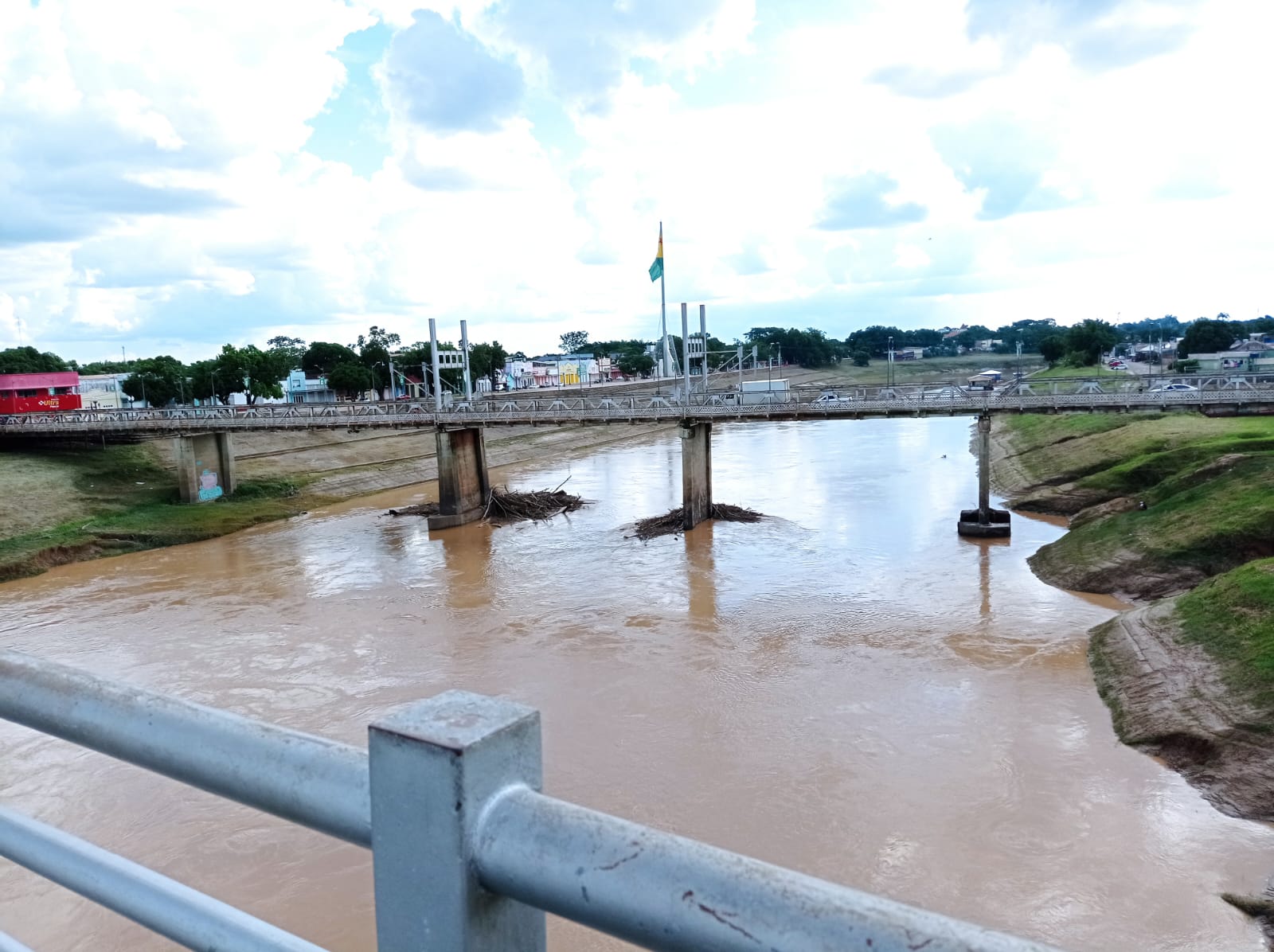 Rio Acre sobe após chuvas de Natal e tendência é que nível aumente ainda mais