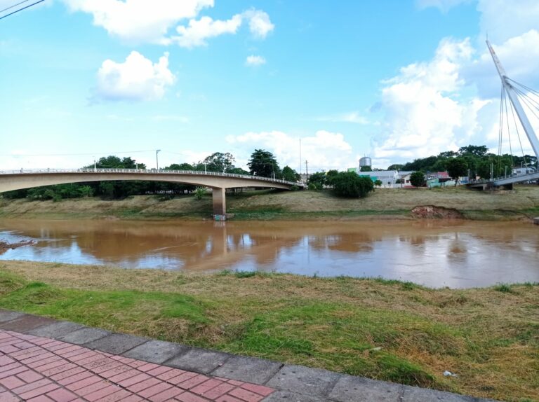 Mesmo com chuvas diárias, nível do Rio Acre segue baixando em Rio Branco