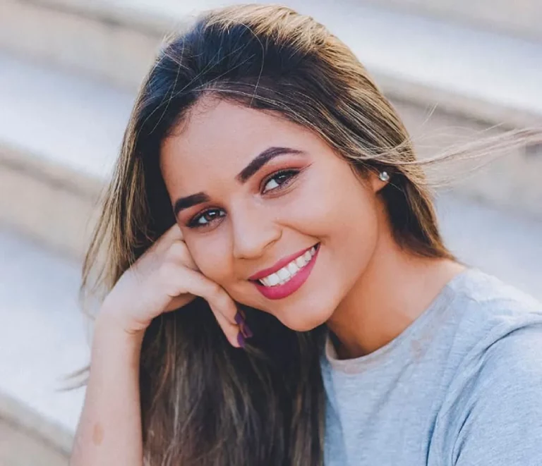 Jovem tem rosto cortado enquanto dormia durante viagem em ônibus: ‘poderia estar morta’