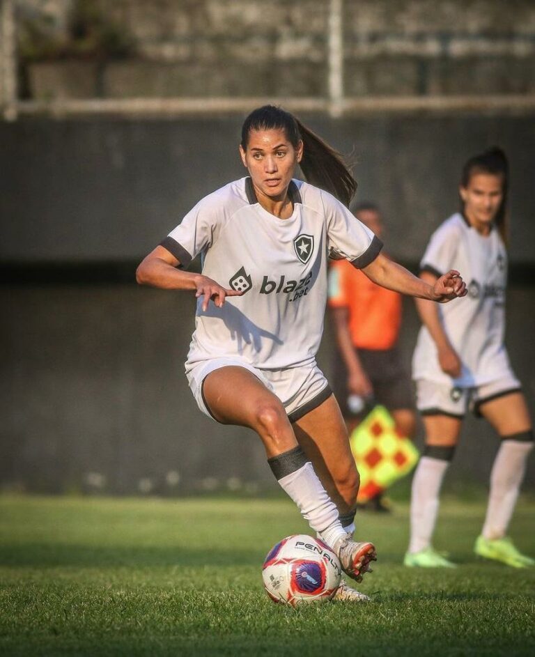 Atacante acreana Valéria Paula renova com Botafogo