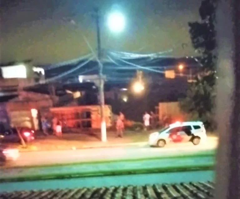 Mulher foge sem roupas após ser atacada por estuprador e é salva por moradores em estado de choque