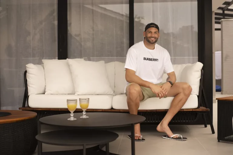 Do Acre, goleiro Weverton surpreende com mansão milionária em São Paulo; veja fotos