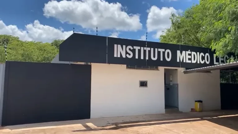 Polícia investiga morte de bebê encontrada caída ao lado da cama pela mãe