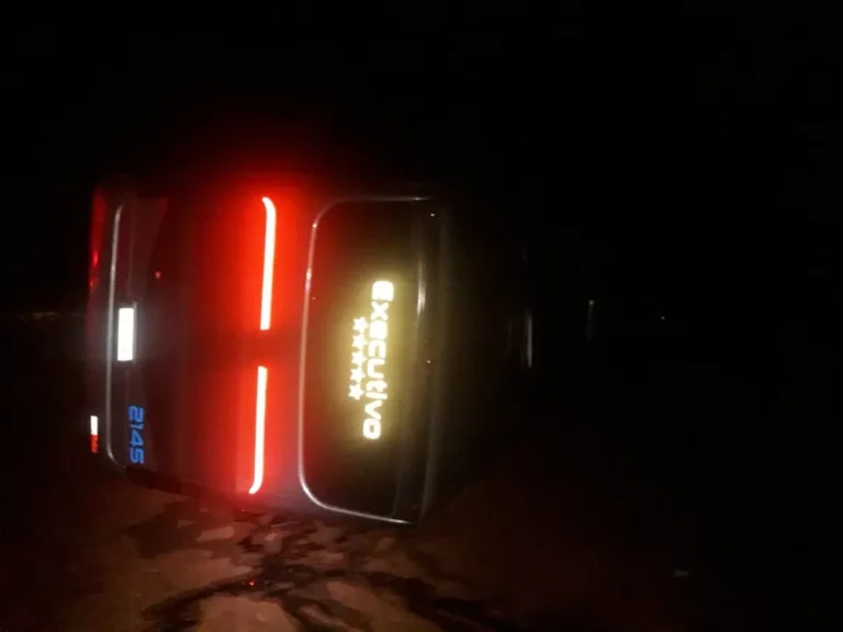 Ônibus com bolivianos tomba em rodovia e deixa dezenas de feridos; veja foto