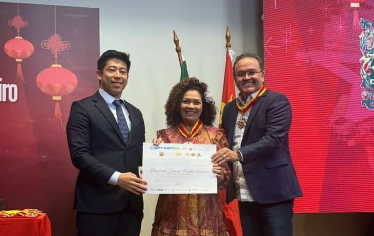 Perpétua Almeida recebe título de Guardião da Fraterna Integração Brasil-China; veja mais
