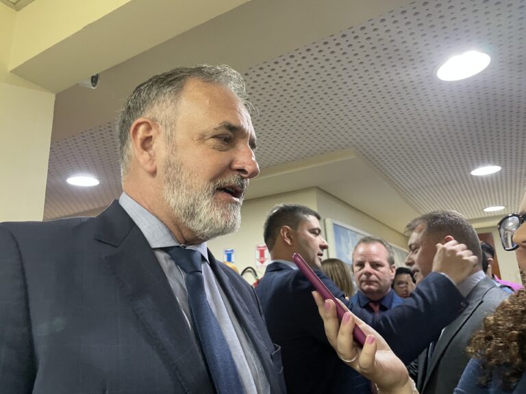 Blog do Ton: Na terra de cegos que é a política, quem pensa para além de si é rei