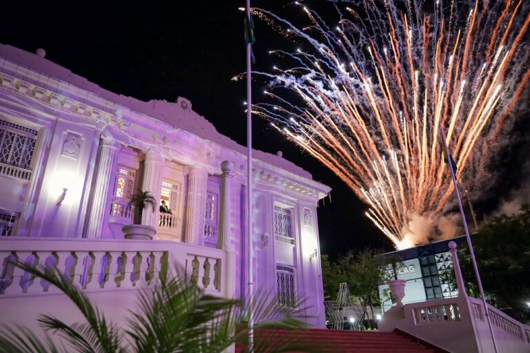 Queima de fogos na posse de Gladson e Mailza