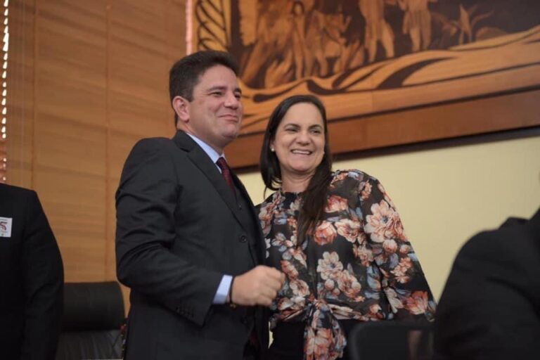 Fiel escudeira de Gladson, Silvania Pinheiro faz aniversário e ganha declaração de governador